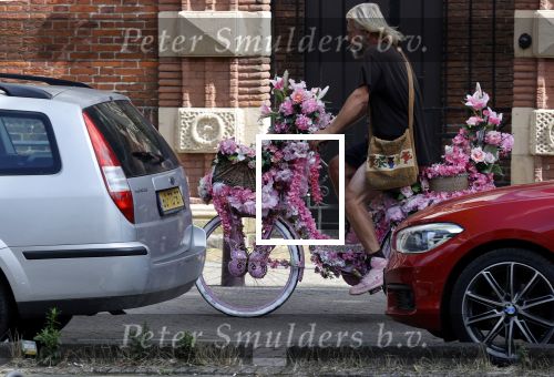 Amsterdam 14 augustus 2021
Man met roze fiets vol met bloemen