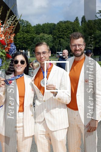 Den Haag 10 augustus 2021
De olympische sporters die een medaille hebben gewonnen op de olympische spelen van Tokyo worden geeerd door oa Mark Rutte en Minister Stef Blok. De huldiging vint plaats in het sportcentrum in het zuiderpark.
Aanwezig oa  Sifan Hassan Harrie Lavreysen  Kiran Badloe Annemiek v d Vleuten Niek Kimmann Shanne Braspennincx Abdi Nageeye Jeffrey Hoogland Gabriella Schloesser Steve Wijler Arno Kamminga Sharon v Rouwendaal Tom Dumoulin Anouk Vetter Femke Bol Nouchka Fontijn Merel Smulders Sanne v Dijke Maikel v d Vleuten Kirsten Wild Annemiek Bekkering Annette Duetz Emma Oosterwegel Marit Bouwmeester Anna v d Breggen Roy v d Berg , heren 4 roeien , dames 2 roeien, heren 4x 400m  en het nederlands dames hockeyteam .Ook chef de Mission Pieter v d Hoogenband is er natuurlijk bij .