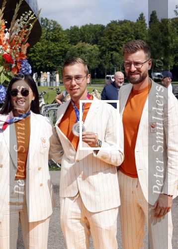 Den Haag 10 augustus 2021
De olympische sporters die een medaille hebben gewonnen op de olympische spelen van Tokyo worden geeerd door oa Mark Rutte en Minister Stef Blok. De huldiging vint plaats in het sportcentrum in het zuiderpark.
Aanwezig oa  Sifan Hassan Harrie Lavreysen  Kiran Badloe Annemiek v d Vleuten Niek Kimmann Shanne Braspennincx Abdi Nageeye Jeffrey Hoogland Gabriella Schloesser Steve Wijler Arno Kamminga Sharon v Rouwendaal Tom Dumoulin Anouk Vetter Femke Bol Nouchka Fontijn Merel Smulders Sanne v Dijke Maikel v d Vleuten Kirsten Wild Annemiek Bekkering Annette Duetz Emma Oosterwegel Marit Bouwmeester Anna v d Breggen Roy v d Berg , heren 4 roeien , dames 2 roeien, heren 4x 400m  en het nederlands dames hockeyteam .Ook chef de Mission Pieter v d Hoogenband is er natuurlijk bij .