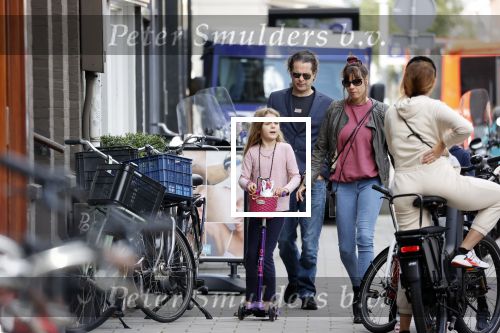 Amsterdam 28 augustus 2021
Hans Teeuwen met zijn vriendin en dochter op straat in Amsterdam zuid.