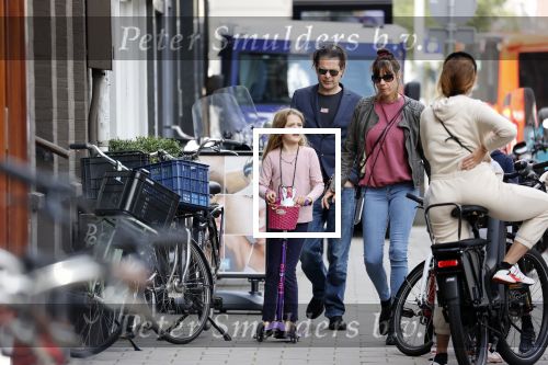 Amsterdam 28 augustus 2021
Hans Teeuwen met zijn vriendin en dochter op straat in Amsterdam zuid.