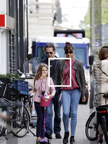 Amsterdam 28 augustus 2021
Hans Teeuwen met zijn vriendin en dochter op straat in Amsterdam zuid.