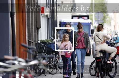 Amsterdam 28 augustus 2021
Hans Teeuwen met zijn vriendin en dochter op straat in Amsterdam zuid.