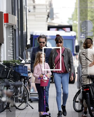 Amsterdam 28 augustus 2021
Hans Teeuwen met zijn vriendin en dochter op straat in Amsterdam zuid.