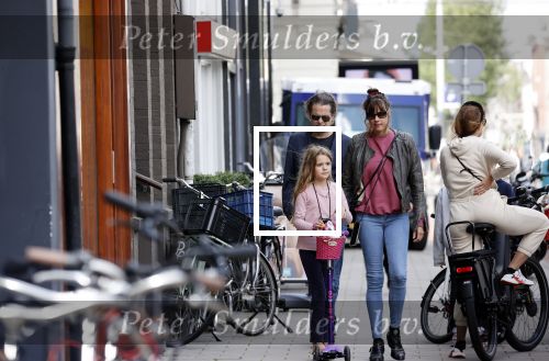 Amsterdam 28 augustus 2021
Hans Teeuwen met zijn vriendin en dochter op straat in Amsterdam zuid.
