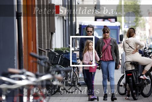 Amsterdam 28 augustus 2021
Hans Teeuwen met zijn vriendin en dochter op straat in Amsterdam zuid.