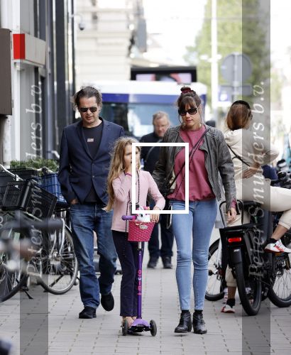 Amsterdam 28 augustus 2021
Hans Teeuwen met zijn vriendin en dochter op straat in Amsterdam zuid.