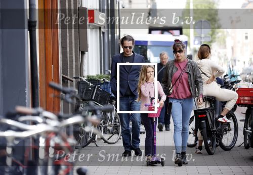 Amsterdam 28 augustus 2021
Hans Teeuwen met zijn vriendin en dochter op straat in Amsterdam zuid.