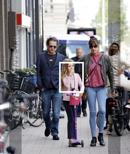 Amsterdam 28 augustus 2021
Hans Teeuwen met zijn vriendin en dochter op straat in Amsterdam zuid.