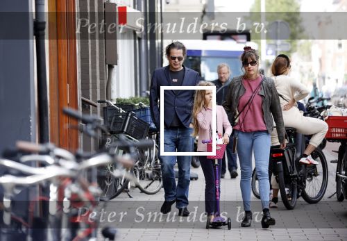 Amsterdam 28 augustus 2021
Hans Teeuwen met zijn vriendin en dochter op straat in Amsterdam zuid.