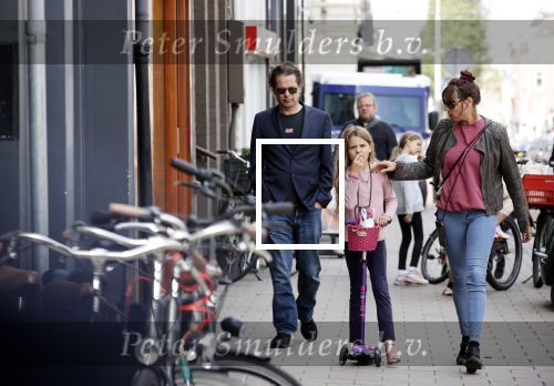 Amsterdam 28 augustus 2021
Hans Teeuwen met zijn vriendin en dochter op straat in Amsterdam zuid.