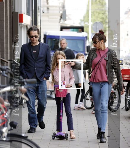 Amsterdam 28 augustus 2021
Hans Teeuwen met zijn vriendin en dochter op straat in Amsterdam zuid.