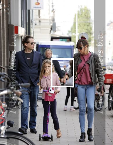 Amsterdam 28 augustus 2021
Hans Teeuwen met zijn vriendin en dochter op straat in Amsterdam zuid.