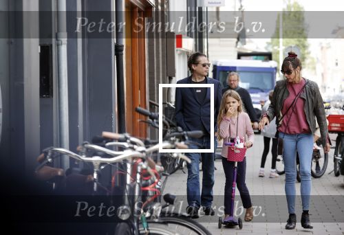 Amsterdam 28 augustus 2021
Hans Teeuwen met zijn vriendin en dochter op straat in Amsterdam zuid.
