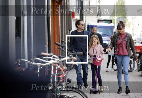 Amsterdam 28 augustus 2021
Hans Teeuwen met zijn vriendin en dochter op straat in Amsterdam zuid.