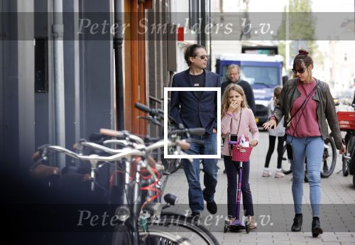Amsterdam 28 augustus 2021
Hans Teeuwen met zijn vriendin en dochter op straat in Amsterdam zuid.