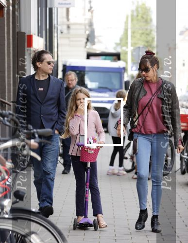 Amsterdam 28 augustus 2021
Hans Teeuwen met zijn vriendin en dochter op straat in Amsterdam zuid.
