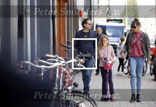 Amsterdam 28 augustus 2021
Hans Teeuwen met zijn vriendin en dochter op straat in Amsterdam zuid.