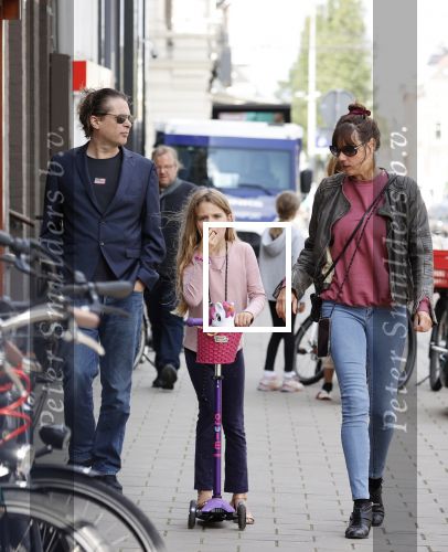 Amsterdam 28 augustus 2021
Hans Teeuwen met zijn vriendin en dochter op straat in Amsterdam zuid.