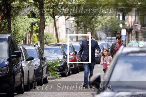 Amsterdam 28 augustus 2021
Hans Teeuwen met zijn vriendin en dochter op straat in Amsterdam zuid.