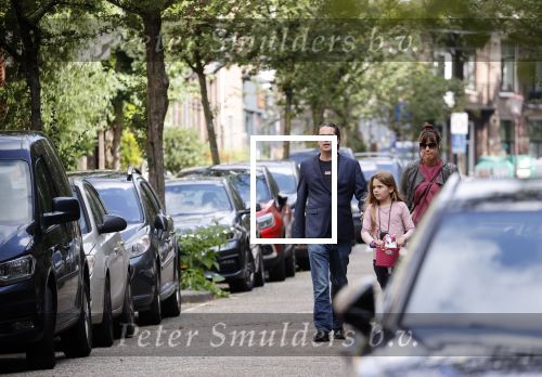 Amsterdam 28 augustus 2021
Hans Teeuwen met zijn vriendin en dochter op straat in Amsterdam zuid.