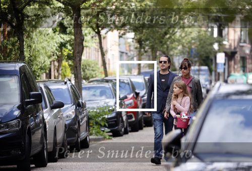 Amsterdam 28 augustus 2021
Hans Teeuwen met zijn vriendin en dochter op straat in Amsterdam zuid.