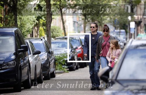Amsterdam 28 augustus 2021
Hans Teeuwen met zijn vriendin en dochter op straat in Amsterdam zuid.