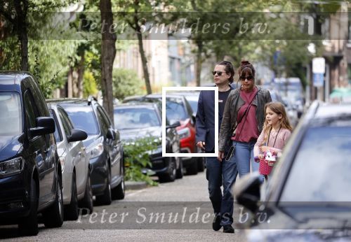 Amsterdam 28 augustus 2021
Hans Teeuwen met zijn vriendin en dochter op straat in Amsterdam zuid.