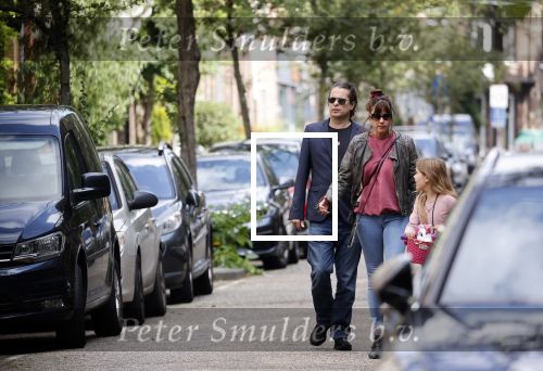 Amsterdam 28 augustus 2021
Hans Teeuwen met zijn vriendin en dochter op straat in Amsterdam zuid.