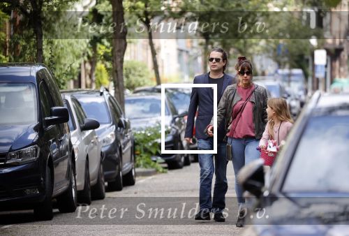 Amsterdam 28 augustus 2021
Hans Teeuwen met zijn vriendin en dochter op straat in Amsterdam zuid.