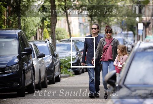 Amsterdam 28 augustus 2021
Hans Teeuwen met zijn vriendin en dochter op straat in Amsterdam zuid.