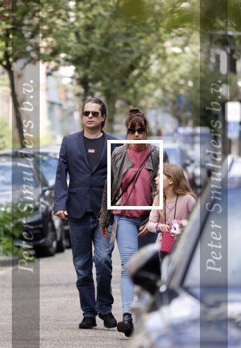 Amsterdam 28 augustus 2021
Hans Teeuwen met zijn vriendin en dochter op straat in Amsterdam zuid.