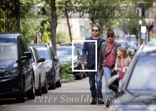 Amsterdam 28 augustus 2021
Hans Teeuwen met zijn vriendin en dochter op straat in Amsterdam zuid.