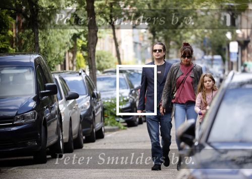 Amsterdam 28 augustus 2021
Hans Teeuwen met zijn vriendin en dochter op straat in Amsterdam zuid.