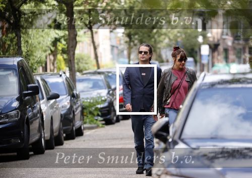 Amsterdam 28 augustus 2021
Hans Teeuwen met zijn vriendin en dochter op straat in Amsterdam zuid.