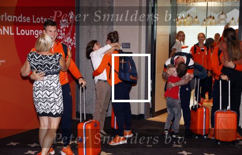 Schiphol 9 augustus 2021
Harrie Lavreijsen wordt verwelkomt door zijn ouders zus en vriendin Noor Leijten bij aankomst op schiphol.