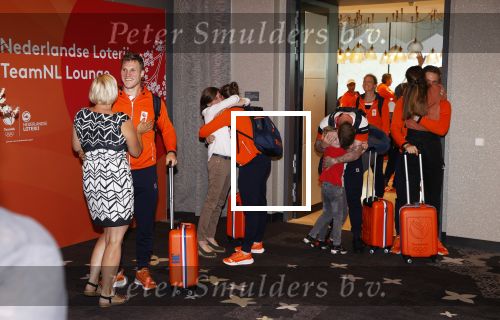 Schiphol 9 augustus 2021
Harrie Lavreijsen wordt verwelkomt door zijn ouders zus en vriendin Noor Leijten bij aankomst op schiphol.