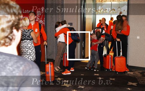 Schiphol 9 augustus 2021
Harrie Lavreijsen wordt verwelkomt door zijn ouders zus en vriendin Noor Leijten bij aankomst op schiphol.