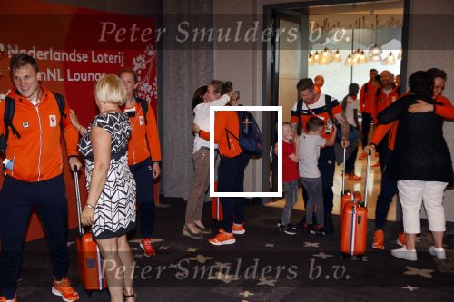 Schiphol 9 augustus 2021
Harrie Lavreijsen wordt verwelkomt door zijn ouders zus en vriendin Noor Leijten bij aankomst op schiphol.