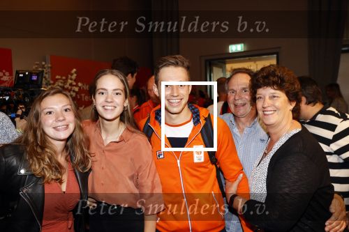 Schiphol 9 augustus 2021
Harrie Lavreijsen wordt verwelkomt door zijn ouders zus en vriendin Noor Leijten bij aankomst op schiphol.