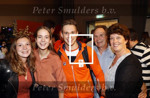 Schiphol 9 augustus 2021
Harrie Lavreijsen wordt verwelkomt door zijn ouders zus en vriendin Noor Leijten bij aankomst op schiphol.