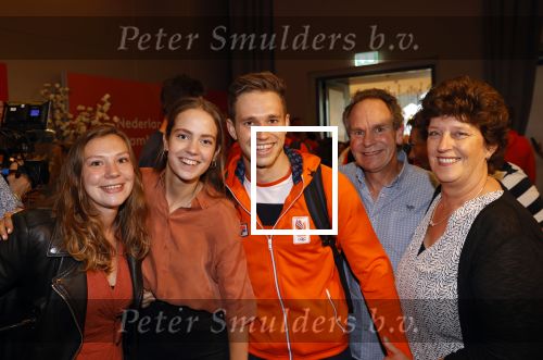 Schiphol 9 augustus 2021
Harrie Lavreijsen wordt verwelkomt door zijn ouders zus en vriendin Noor Leijten bij aankomst op schiphol.