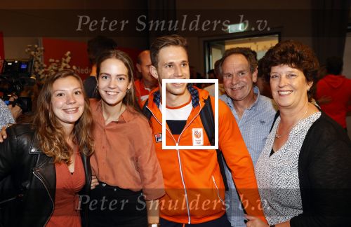Schiphol 9 augustus 2021
Harrie Lavreijsen wordt verwelkomt door zijn ouders zus en vriendin Noor Leijten bij aankomst op schiphol.