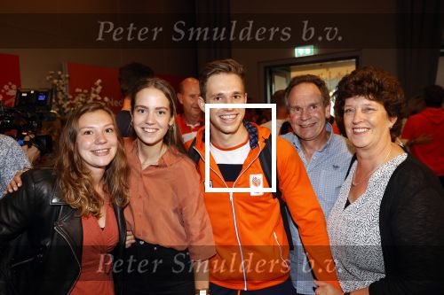 Schiphol 9 augustus 2021
Harrie Lavreijsen wordt verwelkomt door zijn ouders zus en vriendin Noor Leijten bij aankomst op schiphol.