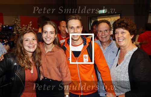Schiphol 9 augustus 2021
Harrie Lavreijsen wordt verwelkomt door zijn ouders zus en vriendin Noor Leijten bij aankomst op schiphol.