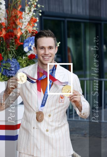 Den Haag 10 augustus 2021
De olympische sporters die een medaille hebben gewonnen op de olympische spelen van Tokyo worden geeerd door oa Mark Rutte en Minister Stef Blok. De huldiging vint plaats in het sportcentrum in het zuiderpark.
Aanwezig oa  Sifan Hassan Harrie Lavreysen  Kiran Badloe Annemiek v d Vleuten Niek Kimmann Shanne Braspennincx Abdi Nageeye Jeffrey Hoogland Gabriella Schloesser Steve Wijler Arno Kamminga Sharon v Rouwendaal Tom Dumoulin Anouk Vetter Femke Bol Nouchka Fontijn Merel Smulders Sanne v Dijke Maikel v d Vleuten Kirsten Wild Annemiek Bekkering Annette Duetz Emma Oosterwegel Marit Bouwmeester Anna v d Breggen Roy v d Berg , heren 4 roeien , dames 2 roeien, heren 4x 400m  en het nederlands dames hockeyteam .Ook chef de Mission Pieter v d Hoogenband is er natuurlijk bij .