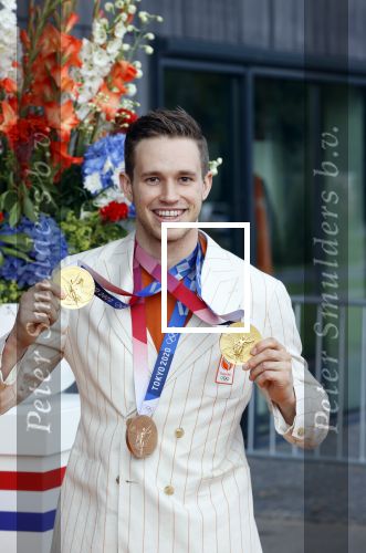 Den Haag 10 augustus 2021
De olympische sporters die een medaille hebben gewonnen op de olympische spelen van Tokyo worden geeerd door oa Mark Rutte en Minister Stef Blok. De huldiging vint plaats in het sportcentrum in het zuiderpark.
Aanwezig oa  Sifan Hassan Harrie Lavreysen  Kiran Badloe Annemiek v d Vleuten Niek Kimmann Shanne Braspennincx Abdi Nageeye Jeffrey Hoogland Gabriella Schloesser Steve Wijler Arno Kamminga Sharon v Rouwendaal Tom Dumoulin Anouk Vetter Femke Bol Nouchka Fontijn Merel Smulders Sanne v Dijke Maikel v d Vleuten Kirsten Wild Annemiek Bekkering Annette Duetz Emma Oosterwegel Marit Bouwmeester Anna v d Breggen Roy v d Berg , heren 4 roeien , dames 2 roeien, heren 4x 400m  en het nederlands dames hockeyteam .Ook chef de Mission Pieter v d Hoogenband is er natuurlijk bij .