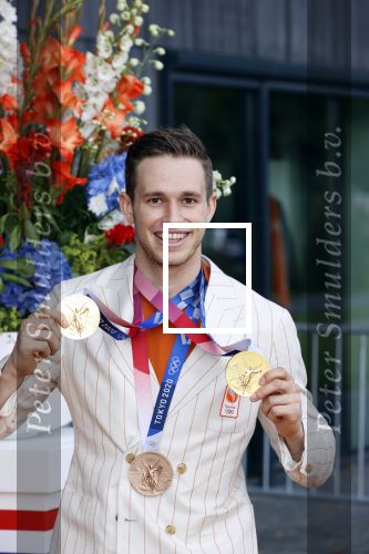 Den Haag 10 augustus 2021
De olympische sporters die een medaille hebben gewonnen op de olympische spelen van Tokyo worden geeerd door oa Mark Rutte en Minister Stef Blok. De huldiging vint plaats in het sportcentrum in het zuiderpark.
Aanwezig oa  Sifan Hassan Harrie Lavreysen  Kiran Badloe Annemiek v d Vleuten Niek Kimmann Shanne Braspennincx Abdi Nageeye Jeffrey Hoogland Gabriella Schloesser Steve Wijler Arno Kamminga Sharon v Rouwendaal Tom Dumoulin Anouk Vetter Femke Bol Nouchka Fontijn Merel Smulders Sanne v Dijke Maikel v d Vleuten Kirsten Wild Annemiek Bekkering Annette Duetz Emma Oosterwegel Marit Bouwmeester Anna v d Breggen Roy v d Berg , heren 4 roeien , dames 2 roeien, heren 4x 400m  en het nederlands dames hockeyteam .Ook chef de Mission Pieter v d Hoogenband is er natuurlijk bij .
