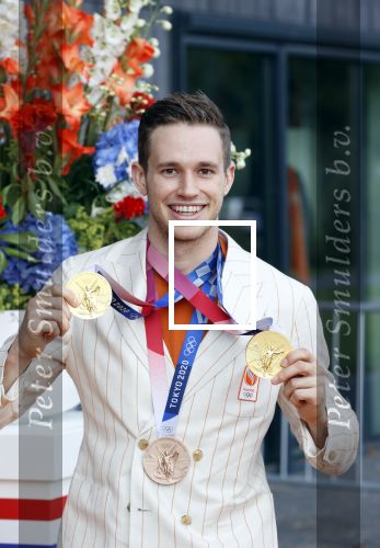 Den Haag 10 augustus 2021
De olympische sporters die een medaille hebben gewonnen op de olympische spelen van Tokyo worden geeerd door oa Mark Rutte en Minister Stef Blok. De huldiging vint plaats in het sportcentrum in het zuiderpark.
Aanwezig oa  Sifan Hassan Harrie Lavreysen  Kiran Badloe Annemiek v d Vleuten Niek Kimmann Shanne Braspennincx Abdi Nageeye Jeffrey Hoogland Gabriella Schloesser Steve Wijler Arno Kamminga Sharon v Rouwendaal Tom Dumoulin Anouk Vetter Femke Bol Nouchka Fontijn Merel Smulders Sanne v Dijke Maikel v d Vleuten Kirsten Wild Annemiek Bekkering Annette Duetz Emma Oosterwegel Marit Bouwmeester Anna v d Breggen Roy v d Berg , heren 4 roeien , dames 2 roeien, heren 4x 400m  en het nederlands dames hockeyteam .Ook chef de Mission Pieter v d Hoogenband is er natuurlijk bij .