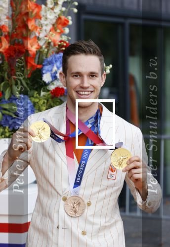 Den Haag 10 augustus 2021
De olympische sporters die een medaille hebben gewonnen op de olympische spelen van Tokyo worden geeerd door oa Mark Rutte en Minister Stef Blok. De huldiging vint plaats in het sportcentrum in het zuiderpark.
Aanwezig oa  Sifan Hassan Harrie Lavreysen  Kiran Badloe Annemiek v d Vleuten Niek Kimmann Shanne Braspennincx Abdi Nageeye Jeffrey Hoogland Gabriella Schloesser Steve Wijler Arno Kamminga Sharon v Rouwendaal Tom Dumoulin Anouk Vetter Femke Bol Nouchka Fontijn Merel Smulders Sanne v Dijke Maikel v d Vleuten Kirsten Wild Annemiek Bekkering Annette Duetz Emma Oosterwegel Marit Bouwmeester Anna v d Breggen Roy v d Berg , heren 4 roeien , dames 2 roeien, heren 4x 400m  en het nederlands dames hockeyteam .Ook chef de Mission Pieter v d Hoogenband is er natuurlijk bij .